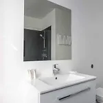 Spacious On Lively & Vibrant Street Apartment *