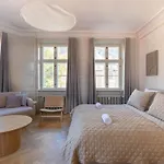 Spacious On Lively & Vibrant Street Apartment *