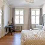 Spacious On Lively & Vibrant Street *