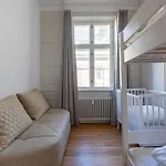 Apartman Spacious On Lively & Vibrant Street