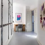 Apartment Spacious On Lively & Vibrant Street *