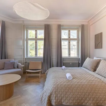 Spacious Apartment On Lively & Vibrant Street Apartment *