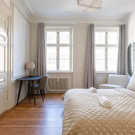Spacious Apartment On Lively & Vibrant Street *