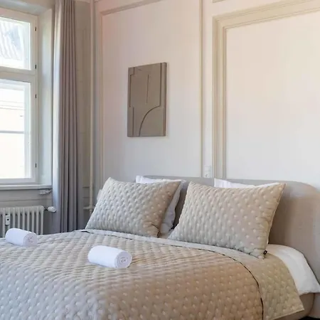 Apartment Spacious On Lively & Vibrant Street