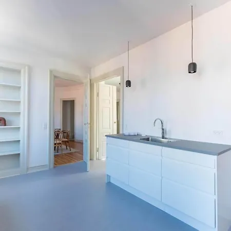 Spacious Apartment On Lively & Vibrant Street *