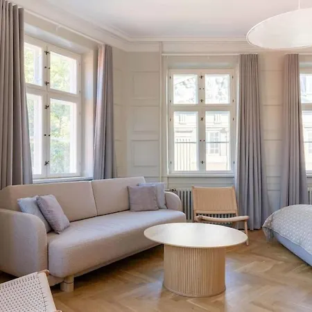 Spacious Apartment On Lively & Vibrant Street