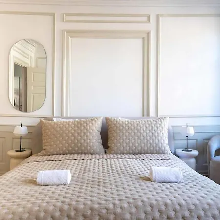 Apartment Spacious Apartment On Lively & Vibrant Street *