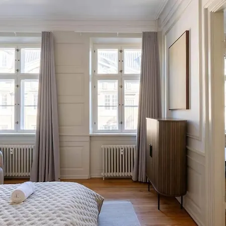Spacious Apartment On Lively & Vibrant Street