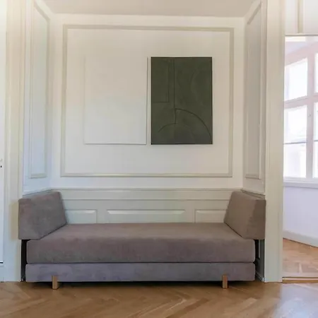 Spacious Apartment On Lively & Vibrant Street