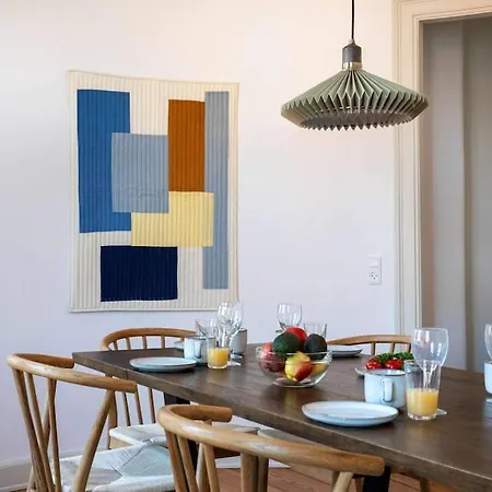 Spacious Apartment On Lively & Vibrant Street *