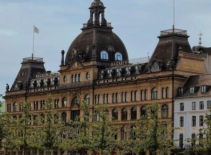 Spacious On Lively & Vibrant Street *