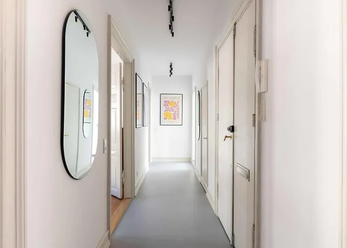 Apartment Spacious On Lively & Vibrant Street *