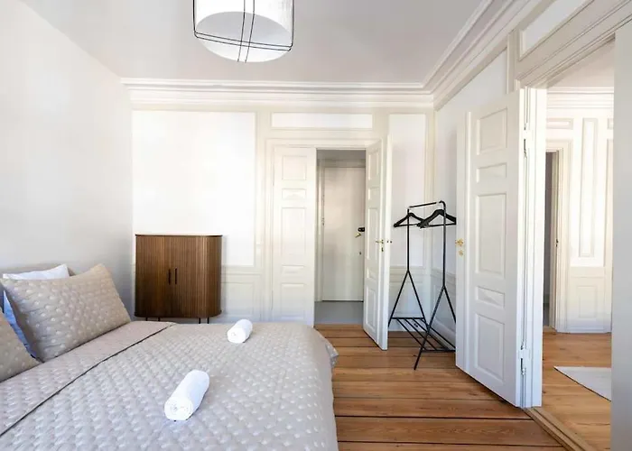 Spacious On Lively & Vibrant Street Apartment