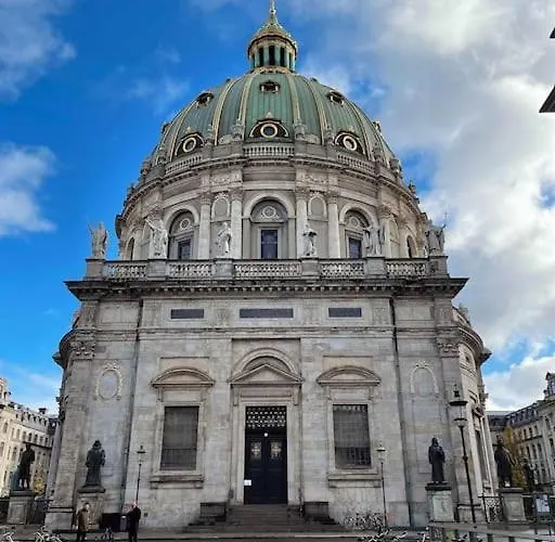 Apartment Spacious On Lively & Vibrant Street