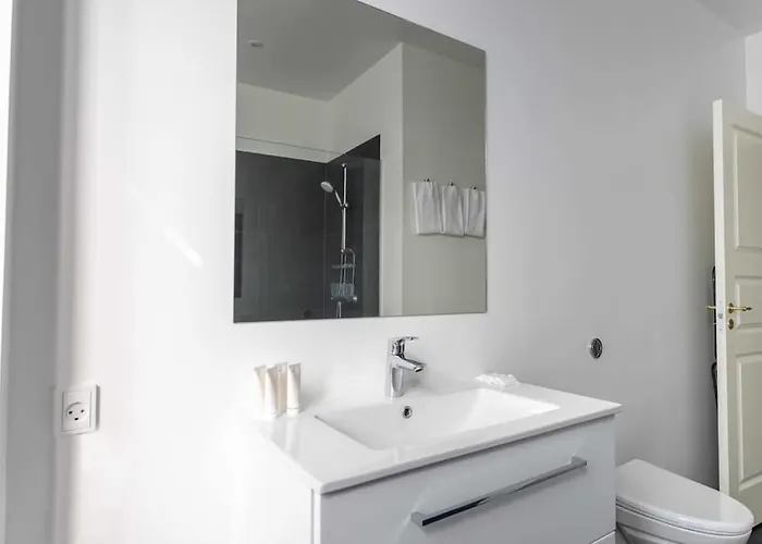 Spacious On Lively & Vibrant Street Apartment *