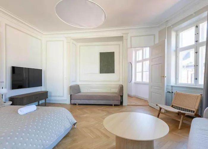 Spacious On Lively & Vibrant Street *