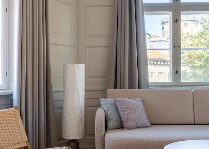 Apartment Spacious On Lively & Vibrant Street