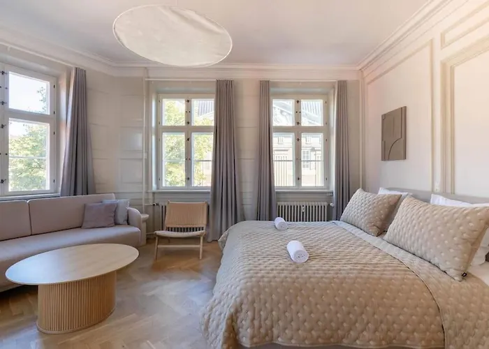 Spacious On Lively & Vibrant Street Apartment *