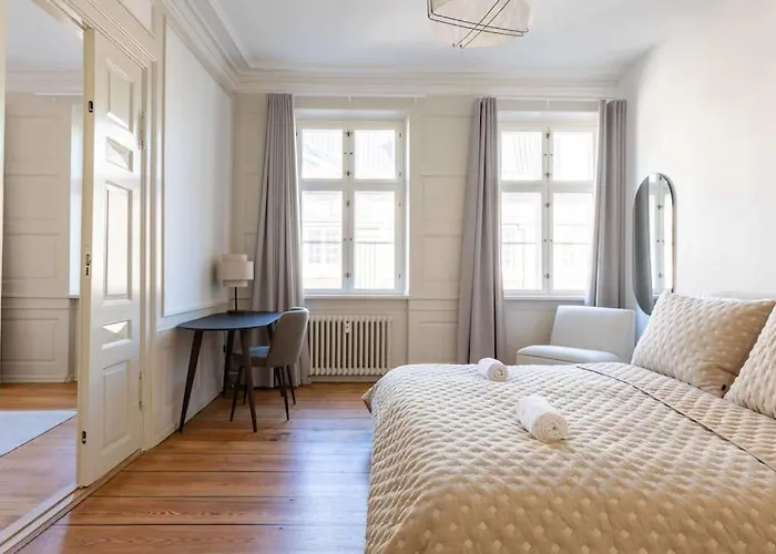 Spacious On Lively & Vibrant Street *