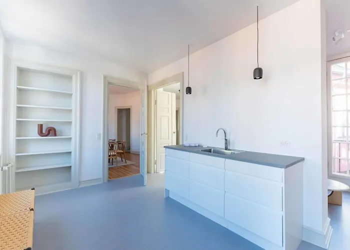 Spacious On Lively & Vibrant Street *