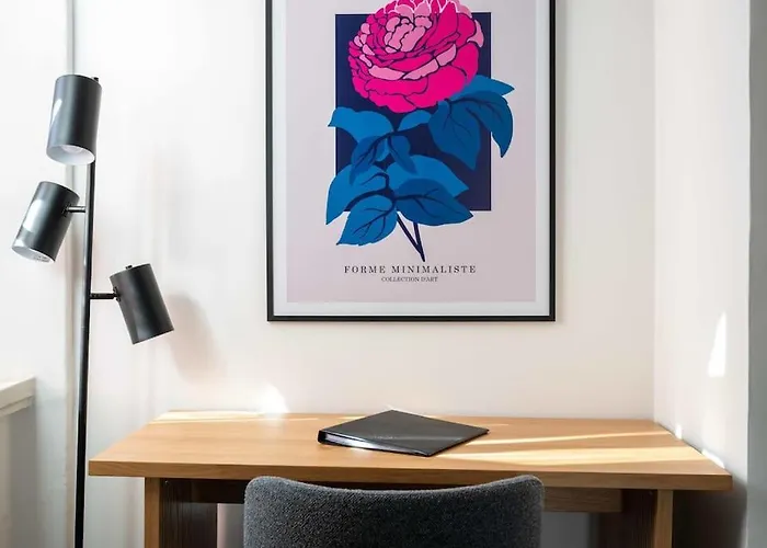 Spacious On Lively & Vibrant Street Apartment