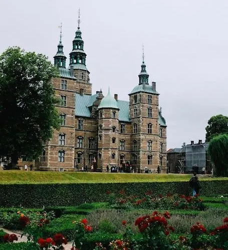 Spacious On Lively & Vibrant Street Apartment *