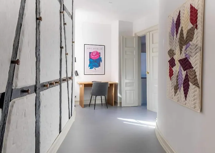 Apartment Spacious On Lively & Vibrant Street *