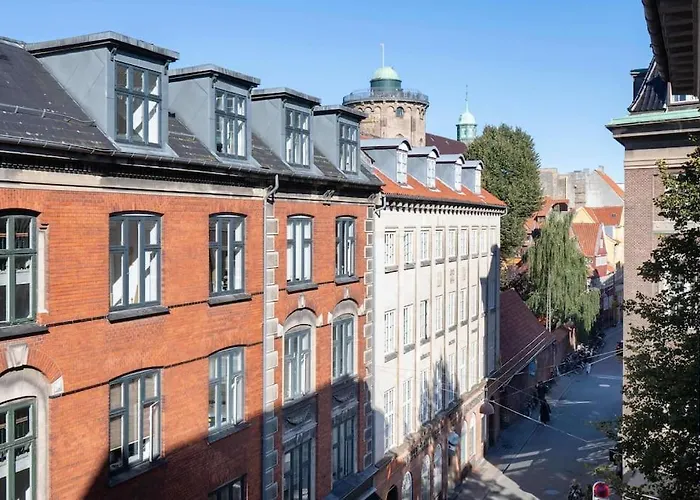 Spacious On Lively & Vibrant Street Apartment