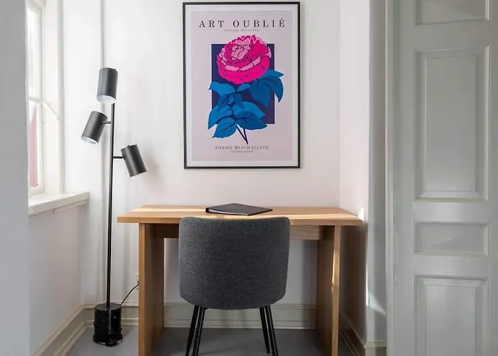 Apartment Spacious On Lively & Vibrant Street *