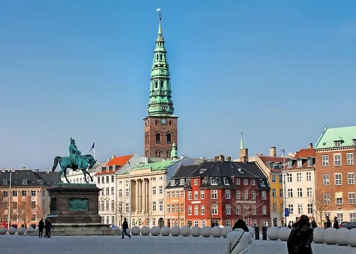 Spacious On Lively & Vibrant Street *