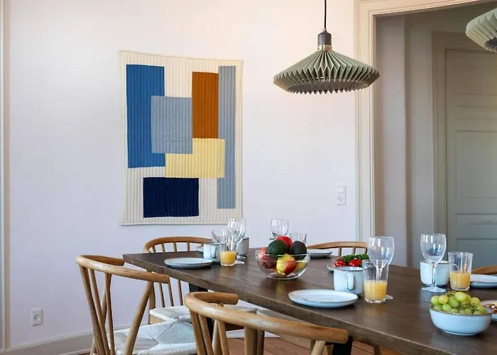 Spacious On Lively & Vibrant Street *