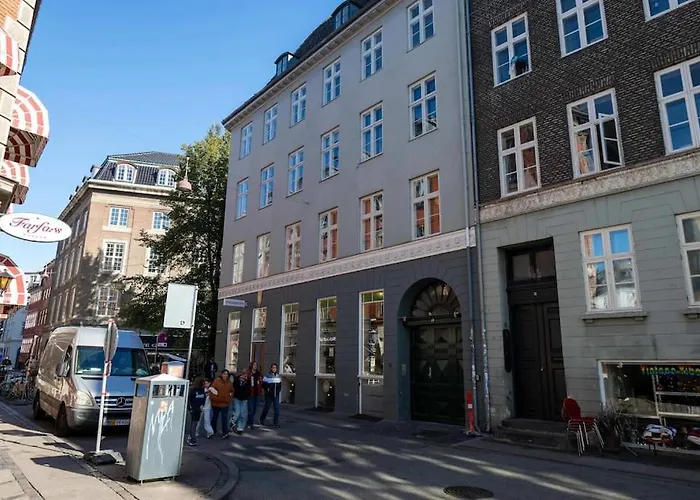 Spacious On Lively & Vibrant Street Apartman *