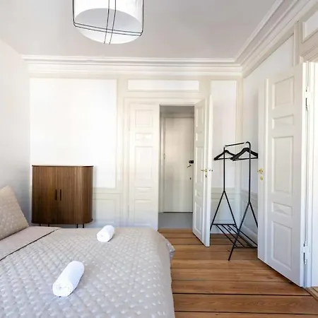 Spacious On Lively & Vibrant Street Apartament