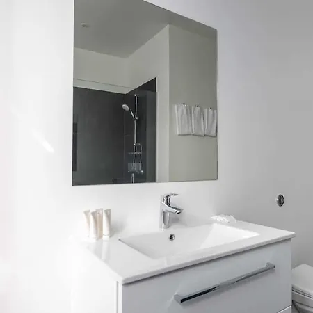 Spacious On Lively & Vibrant Street Apartament *