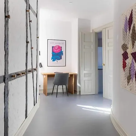 Apartament Spacious On Lively & Vibrant Street *