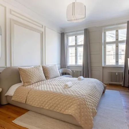 Spacious On Lively & Vibrant Street Apartament *